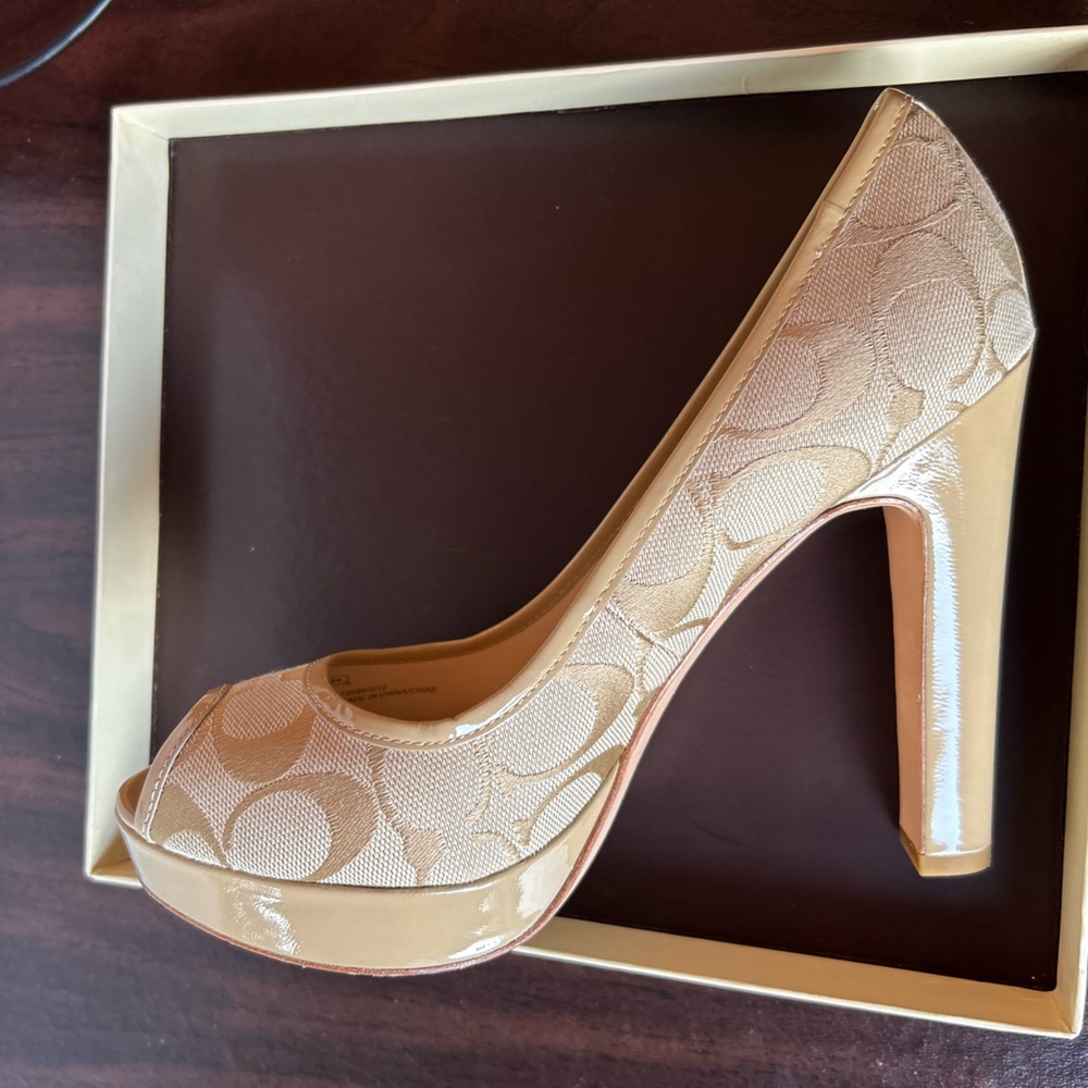 Coach Breana peep toe Platform shoes khaki beige tan cream color size 8